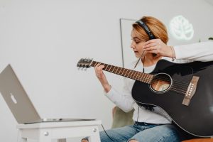 cours de guitare débutant gratuit