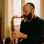 découvrez quel instrument yom maîtrise et explorez son univers musical unique.